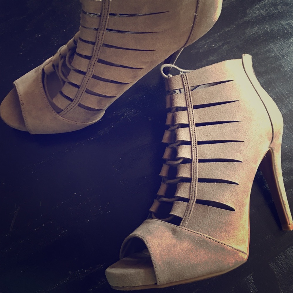 Women’s caged taupe shooties.size 9
